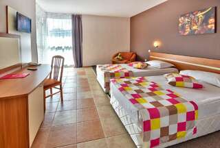 Отель COOEE Mimosa Sunshine Hotel - All inclusive Золотые Пески Двухместный номер с 2 отдельными кроватями (для 2 взрослых и 1 ребенка)-4