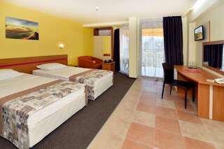 Отель COOEE Mimosa Sunshine Hotel - All inclusive Золотые Пески Двухместный номер с 2 отдельными кроватями (для 2 взрослых и 1 ребенка)-5