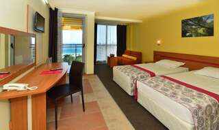Отель COOEE Mimosa Sunshine Hotel - All inclusive Золотые Пески Двухместный номер с 2 отдельными кроватями + дополнительной кроватью (3 взрослых)-2